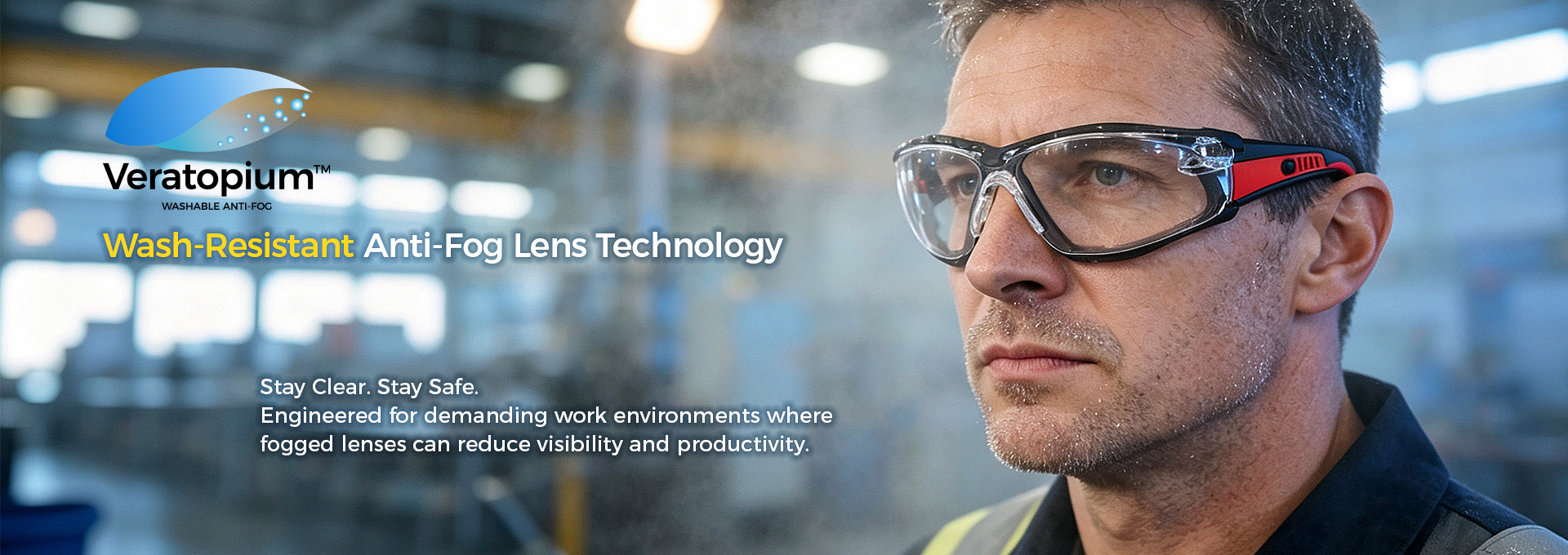 Arbeiter mit Schutzbrille an einem Industriearbeitsplatz mit Veratopium™-Antibeschlagtechnologie-Branding