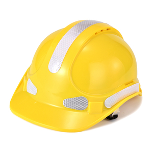 Belüfteter Warnschutzhelm mit reflektierenden Streifen